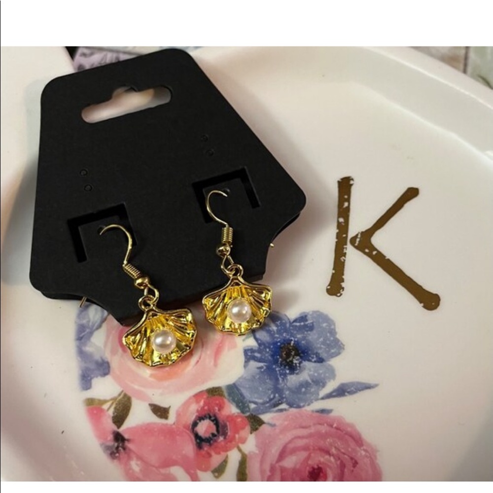 Gold colored seashell pearl earrings
